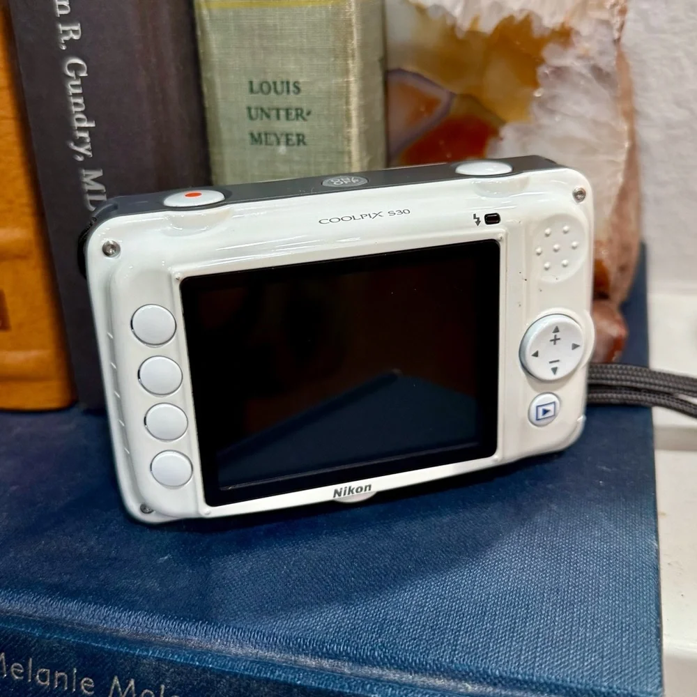 Nikon Coolpix S30 10.1 MP 3X‎ Waterproof Digital White Camera
